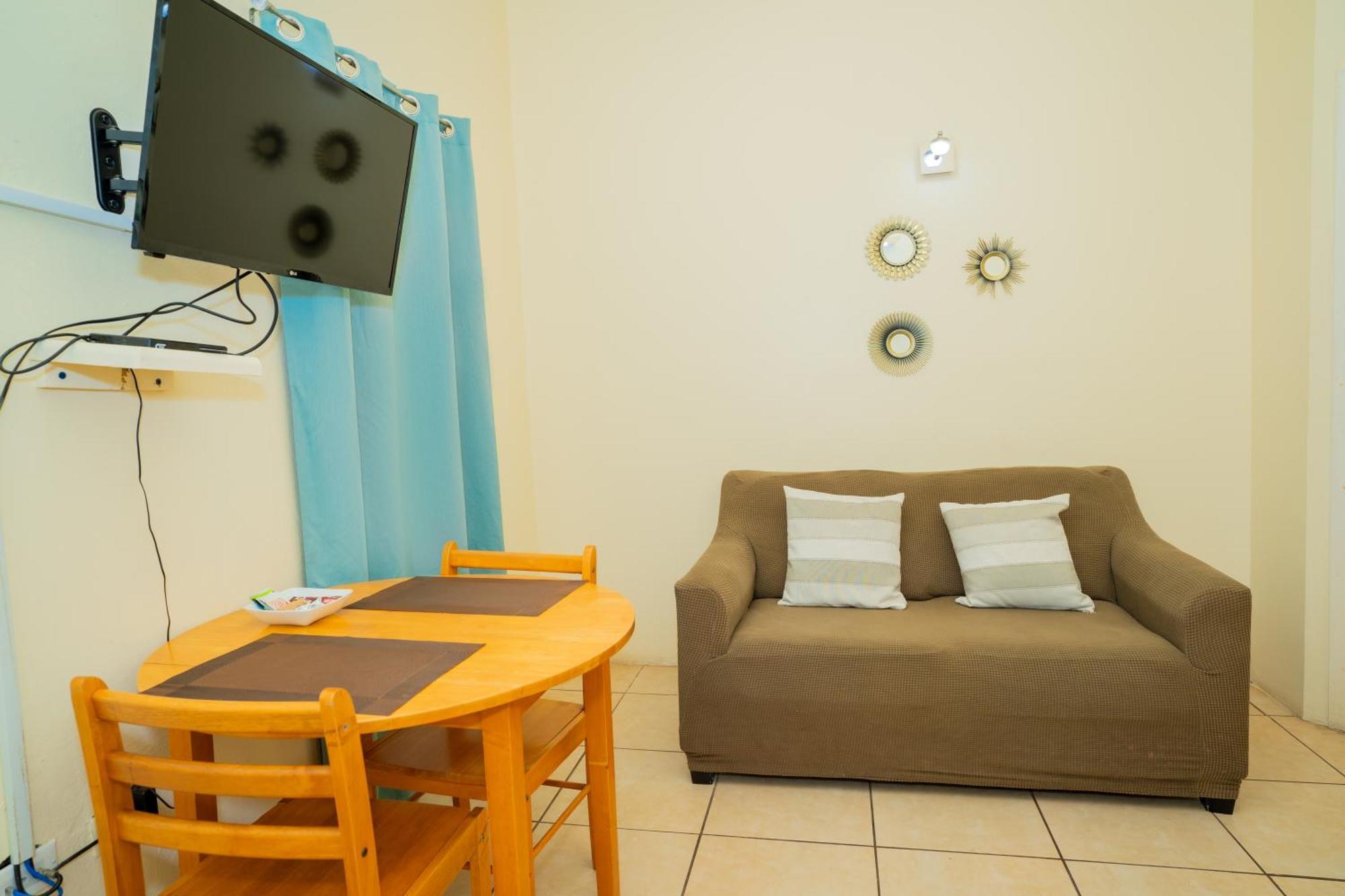 Connie'S Comfort Suites St. John's ภายนอก รูปภาพ