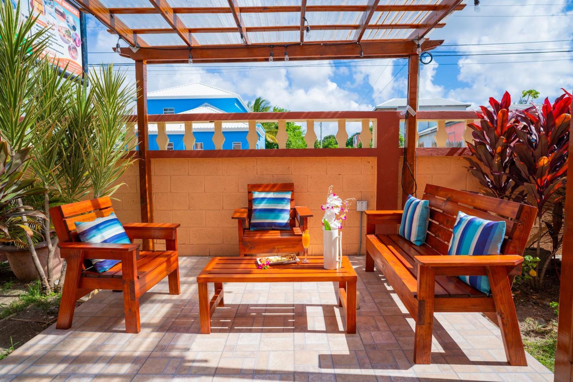 Connie'S Comfort Suites St. John's ภายนอก รูปภาพ