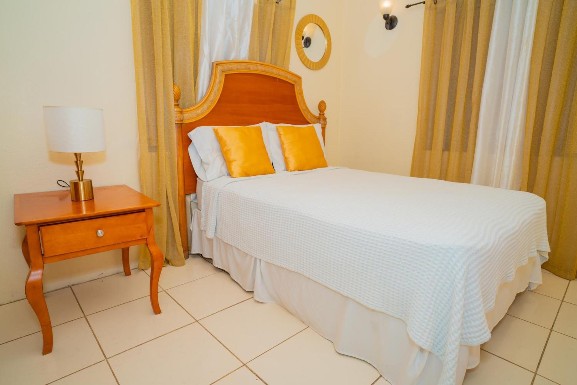 Connie'S Comfort Suites St. John's ภายนอก รูปภาพ