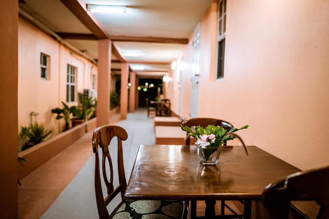 Connie'S Comfort Suites St. John's ภายนอก รูปภาพ